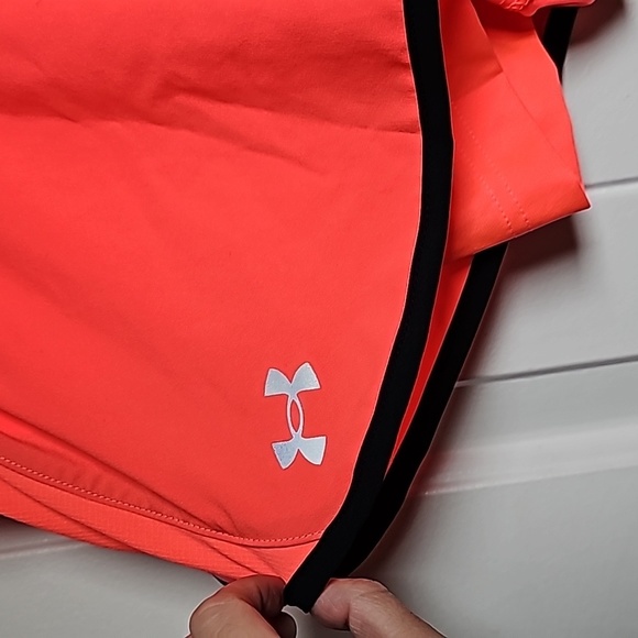 NWT Under Armour M fitted heat gear shorts, hot pink - Picture 3 of 9